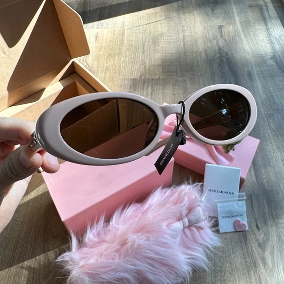 Gentle Monster Jentle Salon - Hush-P7 (Pink) AND Petite Cooing Charm - Picture 5 of 5